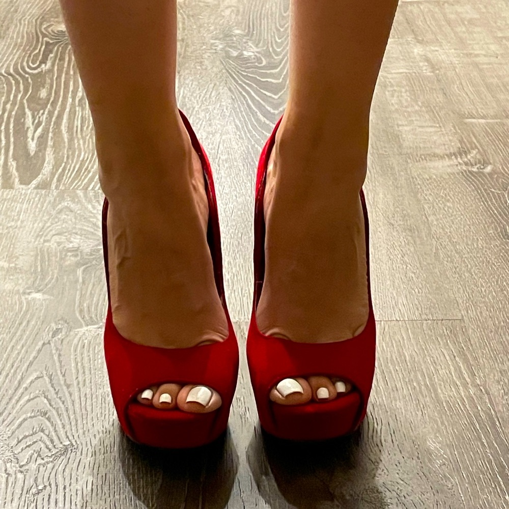 Red Pumps | size 6 | great condition 💖